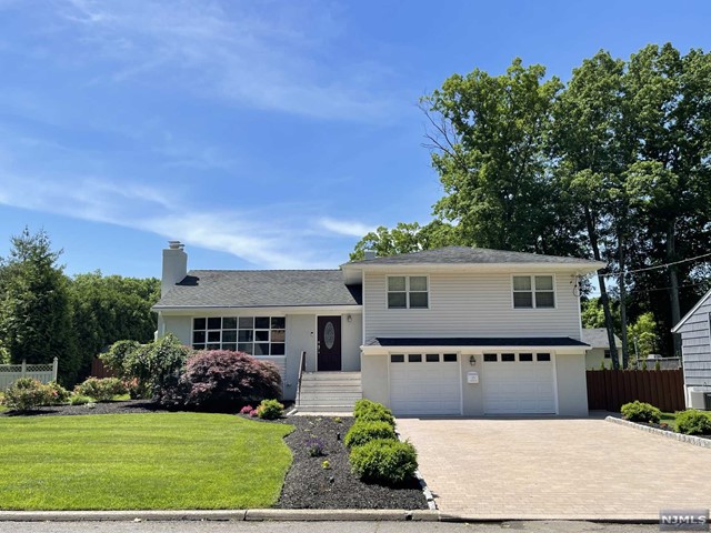 971 Midland Road, Oradell, New Jersey - 4 Bedrooms  
3 Bathrooms  
8 Rooms - 