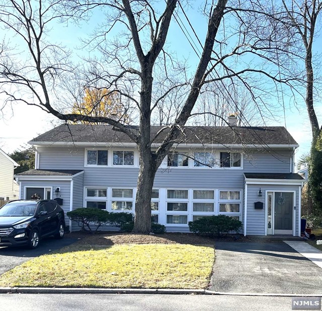 66 Stuart Street A, Waldwick, New Jersey - 2 Bedrooms  
2 Bathrooms  
5 Rooms - 