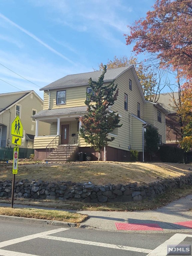 381 Terrace Avenue, Hasbrouck Heights, New Jersey - 3 Bedrooms  
1 Bathrooms  
6 Rooms - 