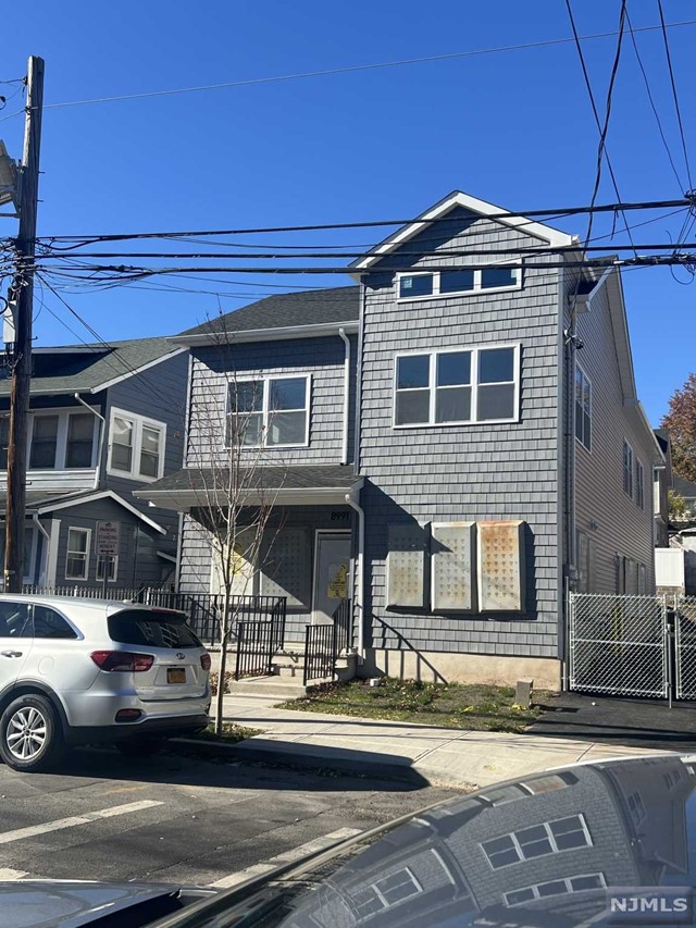 89 West End Avenue, Newark, New Jersey - 6 Bedrooms  
4 Bathrooms  
10 Rooms - 