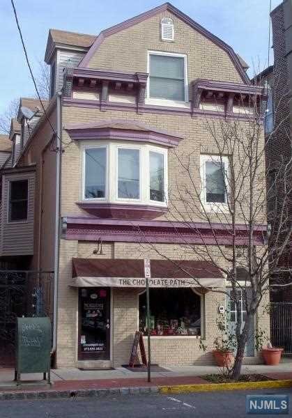 Rental Property at 94 Walnut Street 3, Montclair, New Jersey - Bedrooms: 2 
Bathrooms: 2 
Rooms: 4  - $3,250 MO.