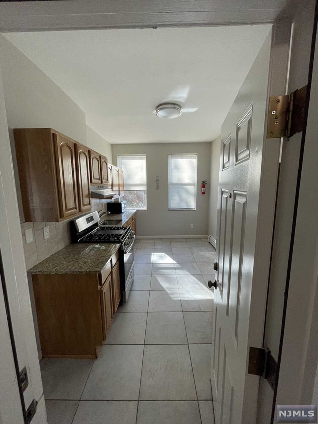 Photo 1 of 214 Riverview Place 2, Cliffside Park, New Jersey, $2,500, Web #: 324034716