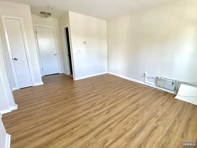 314 Broadway B, Elmwood Park, New Jersey - 1 Bedrooms  
1 Bathrooms  
3 Rooms - 