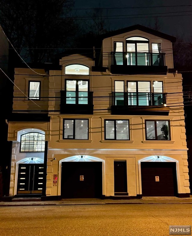 Property for Sale at 1080 River Road, Edgewater, New Jersey - Bedrooms: 5 
Bathrooms: 5 
Rooms: 8  - $2,250,000