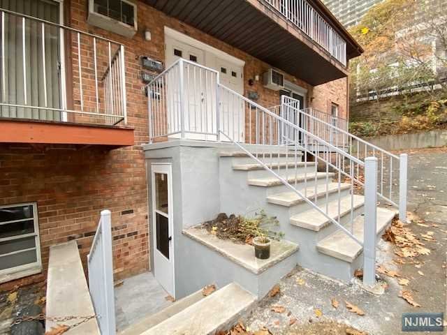 Rental Property at 12 Burdett Court 5, Edgewater, New Jersey - Bedrooms: 1 
Bathrooms: 1 
Rooms: 5  - $2,000 MO.