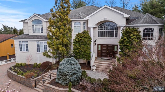 50 Beachmont Terrace, North Caldwell, New Jersey - 6 Bedrooms  
8.5 Bathrooms  
25 Rooms - 