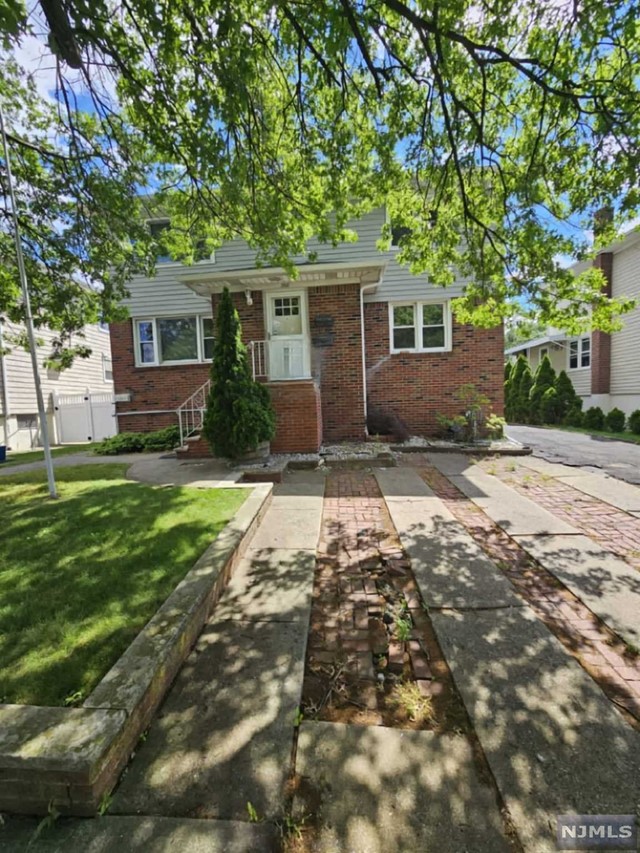 Rental Property at 360 New York Avenue Gf, Lyndhurst, New Jersey - Bedrooms: 2 
Bathrooms: 1 
Rooms: 5  - $2,600 MO.
