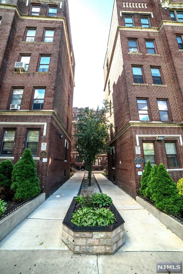 277 Harrison Avenue E7, Jersey City, New Jersey - 2 Bedrooms  
1 Bathrooms  
5 Rooms - 