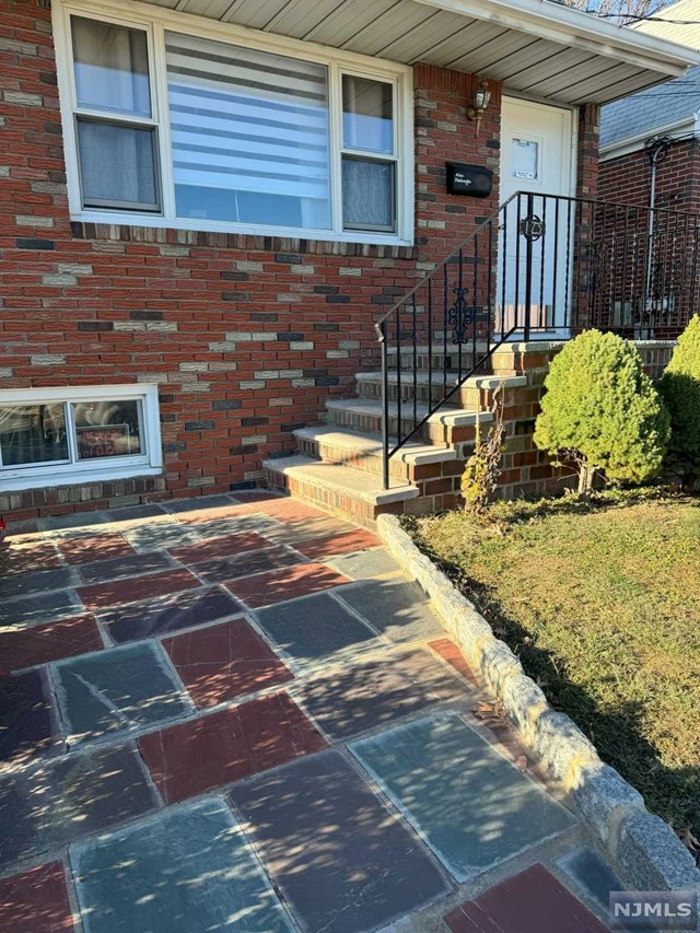 175 Summit Avenue 2, Cliffside Park, New Jersey - 2 Bedrooms  
1 Bathrooms  
6 Rooms - 