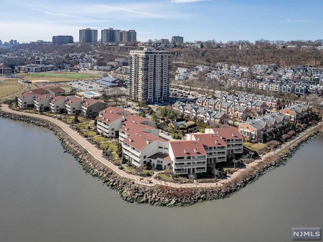 Property for Sale at 1225 River Road 1C, Edgewater, New Jersey - Bedrooms: 3 
Bathrooms: 3.5 
Rooms: 8  - $7,500