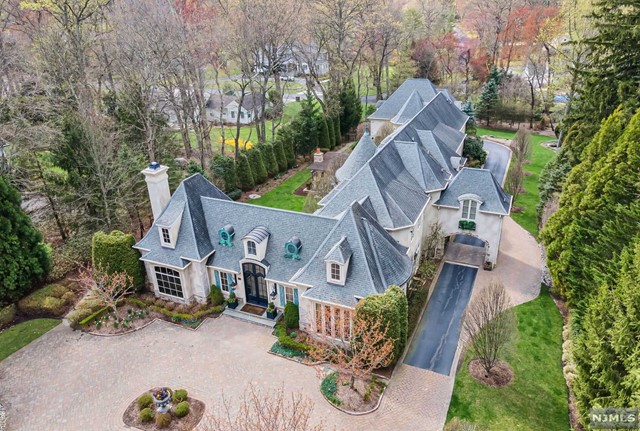 274 Woodside Avenue, Franklin Lakes, New Jersey - 5 Bedrooms  
5.5 Bathrooms  
11 Rooms - 