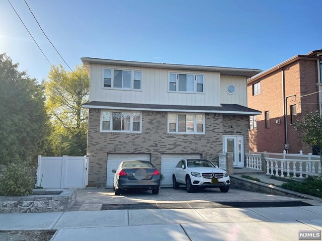 457 Hillside Avenue 2, Palisades Park, New Jersey - 3 Bedrooms  
2 Bathrooms  
8 Rooms - 