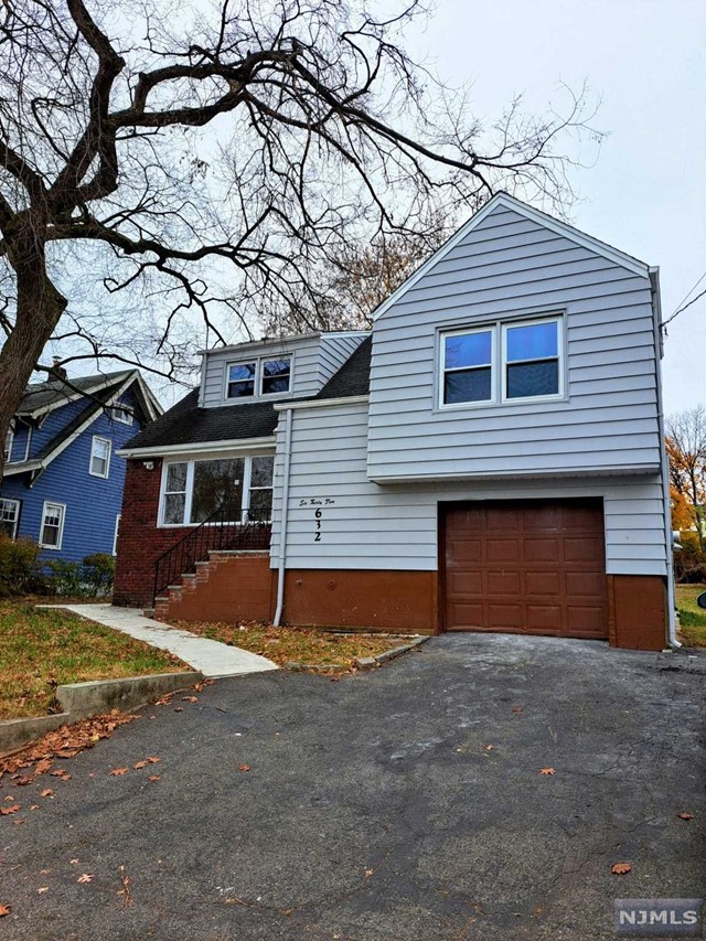 632 Teaneck Road, Teaneck, New Jersey - 4 Bedrooms  
4 Bathrooms  
10 Rooms - 