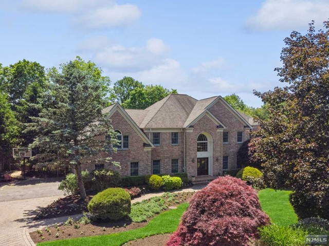 6 Mettowee Farms Court, Upper Saddle River, New Jersey - 5 Bedrooms  
5 Bathrooms  
12 Rooms - 