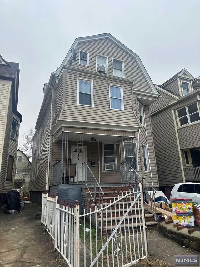 110 N 17th Street, East Orange, New Jersey - 8 Bedrooms  
3 Bathrooms  
19 Rooms - 