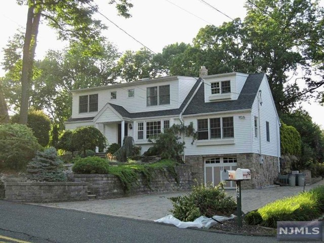 Property for Sale at 266 Macdonald Drive, Wayne, New Jersey - Bedrooms: 4 
Bathrooms: 3 
Rooms: 11  - $674,900