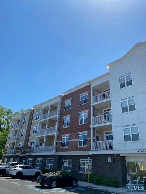 Rental Property at Soldier Hill Road 109, Paramus, New Jersey - Bedrooms: 2 
Bathrooms: 2 
Rooms: 3  - $3,820 MO.