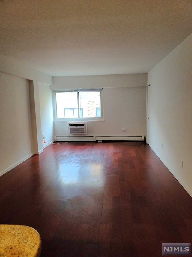 333 Grand Avenue 2M, Palisades Park, New Jersey - 1 Bedrooms  
1 Bathrooms  
4 Rooms - 