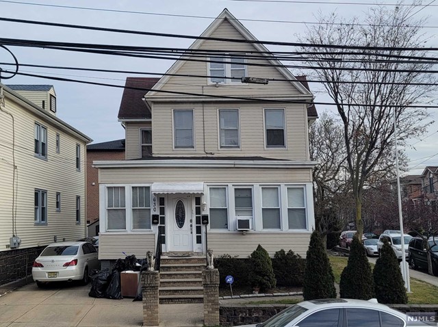 Rental Property at 630 Palisade Avenue 2, Cliffside Park, New Jersey - Bedrooms: 3 
Bathrooms: 2 
Rooms: 7  - $3,000 MO.