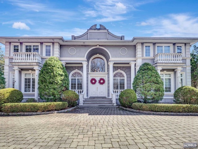 376 Farview Avenue, Paramus, New Jersey - 7 Bedrooms  
6 Bathrooms  
13 Rooms - 