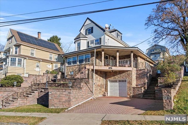 31 N Midland Avenue, Kearny, New Jersey - 5 Bedrooms  
4 Bathrooms  
13 Rooms - 