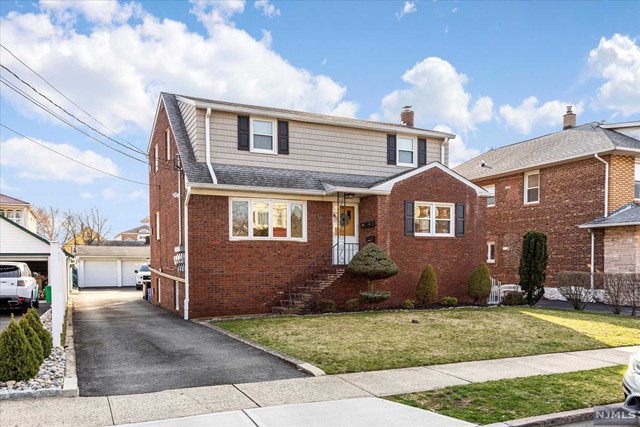 Rental Property at 244 Copeland Avenue 1, Lyndhurst, New Jersey - Bedrooms: 4 
Bathrooms: 2 
Rooms: 7  - $3,300 MO.