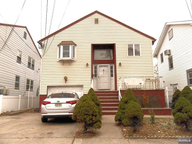 201 Newark Avenue, Bloomfield, New Jersey - 4 Bedrooms  
2 Bathrooms  
10 Rooms - 