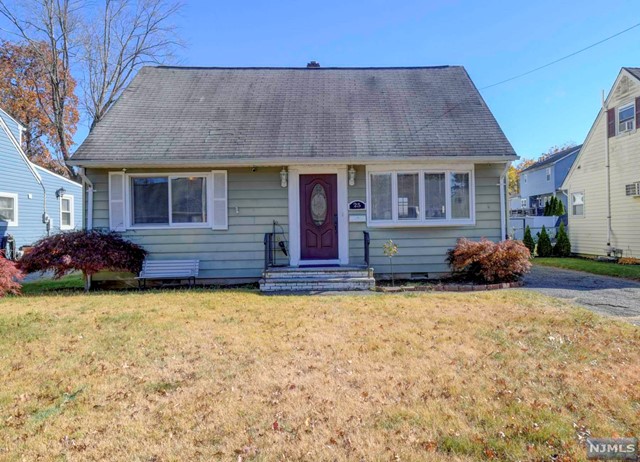 25 Central Avenue, Pompton Lakes, New Jersey - 3 Bedrooms  
2 Bathrooms  
6 Rooms - 