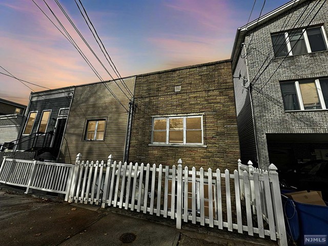 227 Terrace Avenue, Jersey City, New Jersey - 3 Bedrooms  
2 Bathrooms  
6 Rooms - 