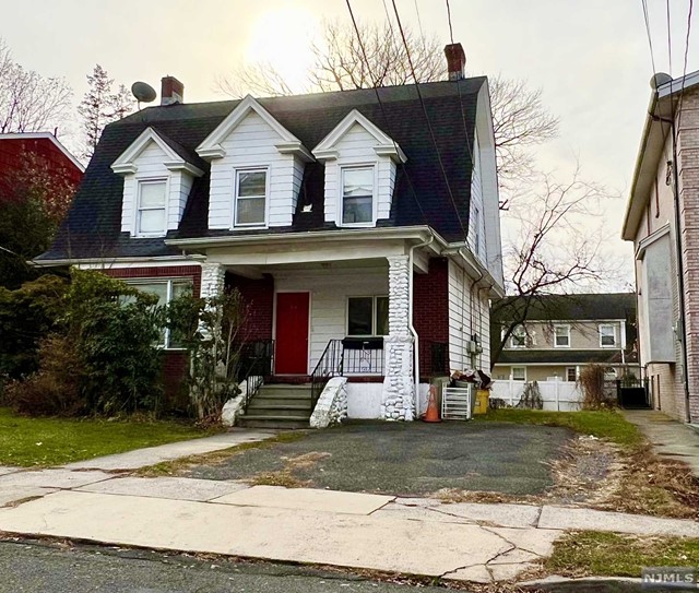 34 E Harriet Avenue, Palisades Park, New Jersey - 2 Bedrooms  
1 Bathrooms  
4 Rooms - 