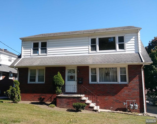 43 Prospect Street 2, Hawthorne, New Jersey - 2 Bedrooms  
1 Bathrooms  
4 Rooms - 