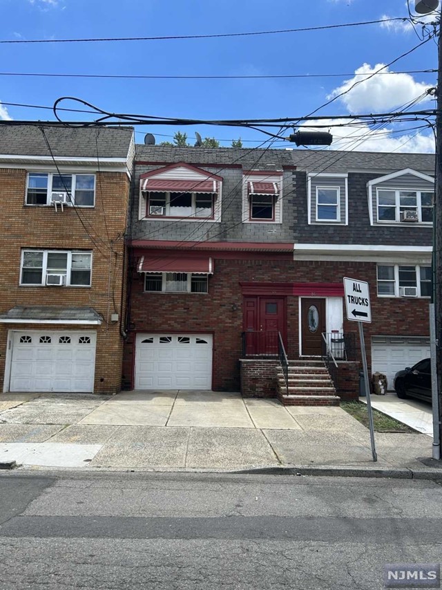 88 Garfield Avenue, Jersey City, New Jersey - 5 Bedrooms  
3 Bathrooms  
13 Rooms - 