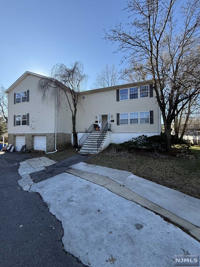 124 Pasadena Avenue 2nd Fl, Hasbrouck Heights, New Jersey - 3 Bedrooms  
2 Bathrooms  
6 Rooms - 