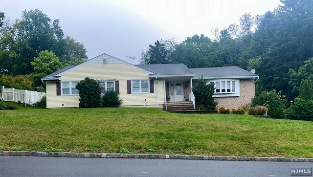 1524 Long Meadow Mdw, Mountainside, New Jersey - 4 Bedrooms  
3.5 Bathrooms  
9 Rooms - 