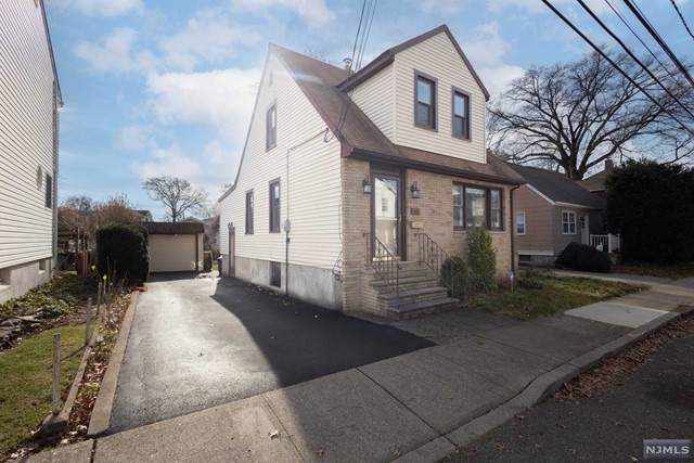 274 Central Avenue, Hawthorne, New Jersey - 3 Bedrooms  
2 Bathrooms  
8 Rooms - 
