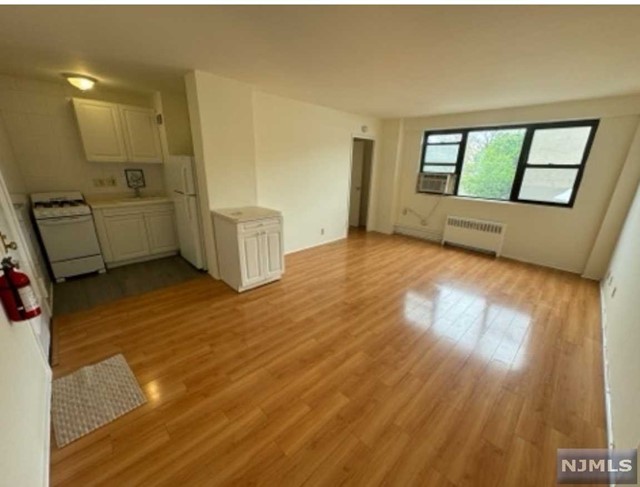 Photo 1 of 6515 Boulevard East 4B, West New York, New Jersey, $1,700, Web #: 324013013