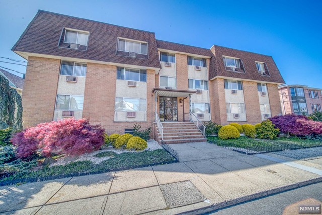 227 13th Street A1, Palisades Park, New Jersey - 1 Bedrooms  
1 Bathrooms  
1 Rooms - 