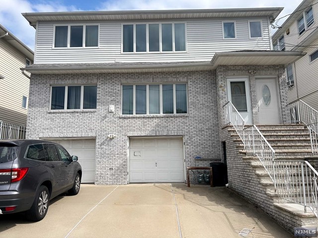 Rental Property at 62 Morrissee Avenue 1 Fl, Wallington, New Jersey - Bedrooms: 3 
Bathrooms: 2 
Rooms: 5  - $3,399 MO.