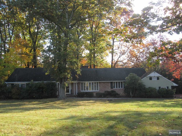 263 Arbor Road, Franklin Lakes, New Jersey - 3 Bedrooms  
3 Bathrooms  
10 Rooms - 