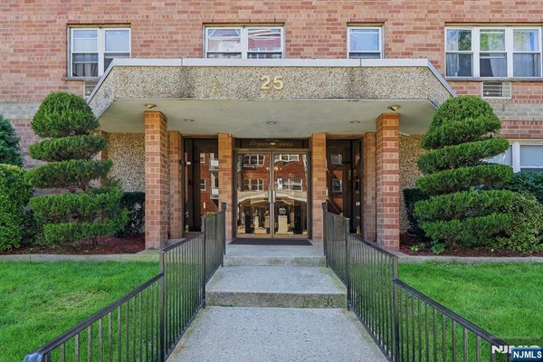 25 JEFFERSON ST APT 6D, HACKENSACK, NJ 07601 - Image 1cdd2c86675d96c8f0c70b82ca32b80c/3089033712