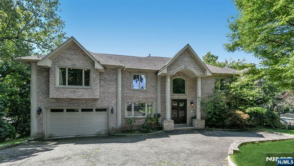 831 PASCACK RD, PARAMUS, NJ 07652 - Image 252cc9e0d12e4f7491eb4dd89efae7d6/2887502557
