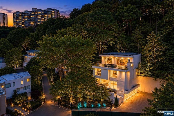 31 A CASTA LN, EDGEWATER, NJ 07020 - Image 28abebceb8df4d7a8db13cf3cc53eadf/3111228677