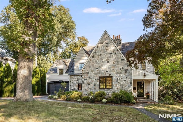 6 SUTHERLAND RD, MONTCLAIR, NJ 07042 - Image 2b3e5de486cf3616bffa6c20d1206fbf/1883120589