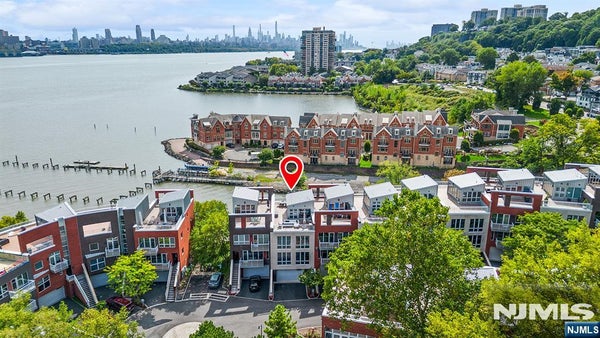 18 VELA WAY # 18, EDGEWATER, NJ 07020 - Image 2bc41b28d6ef220e531a75db9457a79f/580466344