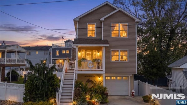 25 CEDAR ST, HIGHLANDS, NJ 07732 - Image 3de5122722fce7a59ae68c539e4f85a2/1844643732