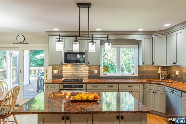 10 WEISS DR, TOWACO, NJ 07082 - Image 6eb624164ce8e59eb8a2d06f4474cb6b/818479368