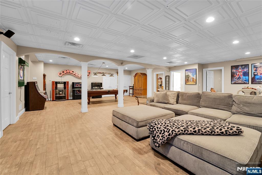 127 Waughaw Rd, Montville Township, NJ, 07082, USA, 6 Bedrooms Bedrooms, ,5 BathroomsBathrooms,Residential,Active,127 Waughaw Rd,26020675