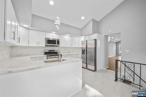 11 HAMPTON PL, NUTLEY, NJ 07110 - Image 92ba4e82140a4b9c99e14e9def2d56f3/1018397074