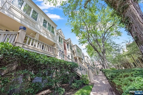 10 LENOX CT, FORT LEE, NJ 07024 - Image aa84a09afbd8fce61f602e2ea88ea485/2199227012