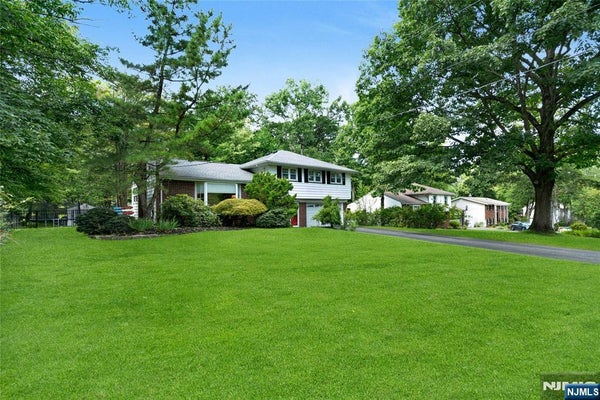 33 DOUGLAS DR, TOWACO, NJ 07082 - Image b56afa2e7ef534aa7ef475b924dded3d/2496026923